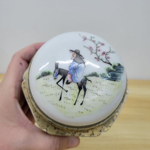 Vintage Chinese Brass Handpainted Snuff or Tea Cloisonne Figural Art Trinket Box - Picture 13 of 16
